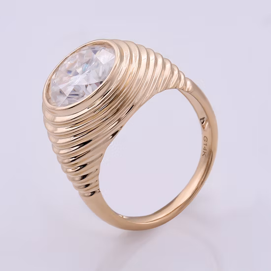 Anillo de hombre de oro amarillo y oro blanco con ajuste de bisel de línea elegante de nuevo estilo con anillos de moissanita de corte redondo de 10mm para compromiso