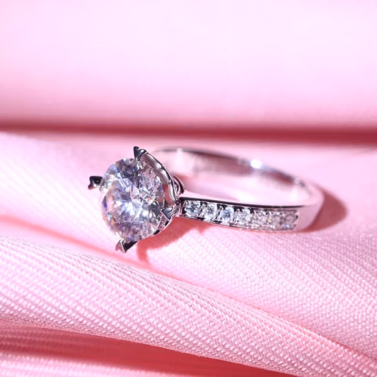 Fábrica 925 Anillos de plata Compromiso Anillo de mujer D Color Vvs1 Moissanite Piedras preciosas Anillos de diamantes de boda para fabricante de joyas