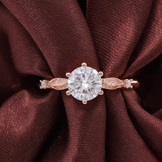 Anillo de compromiso Moissanite de 1 quilate de color D redondo de oro de 18 quilates de nuevo diseño
